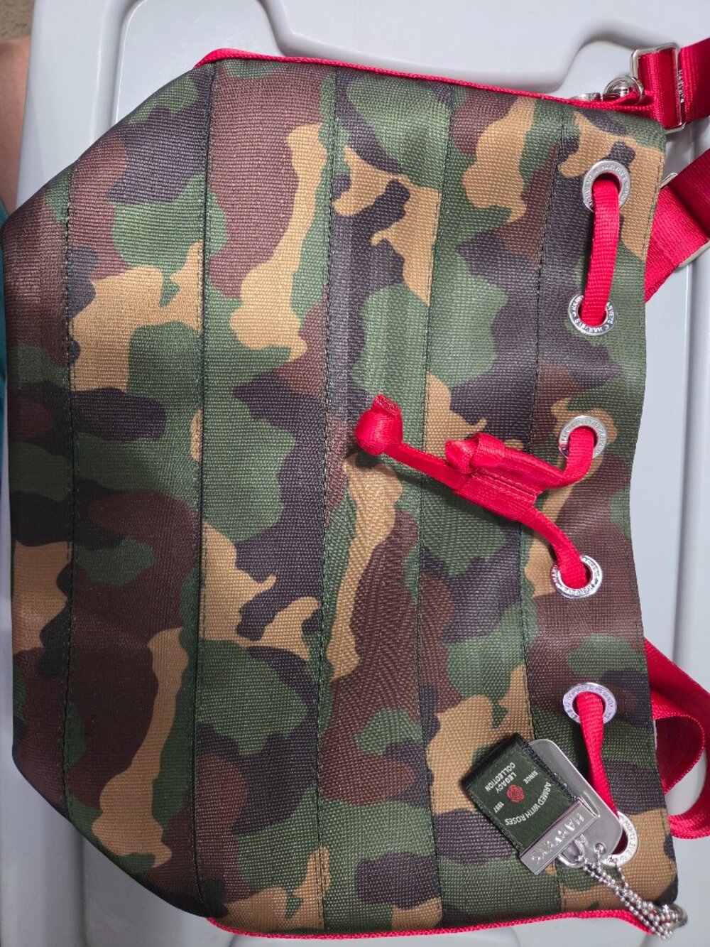 Harveys Seatbelt Bag - Armed With Roses Camo Legacy Collection